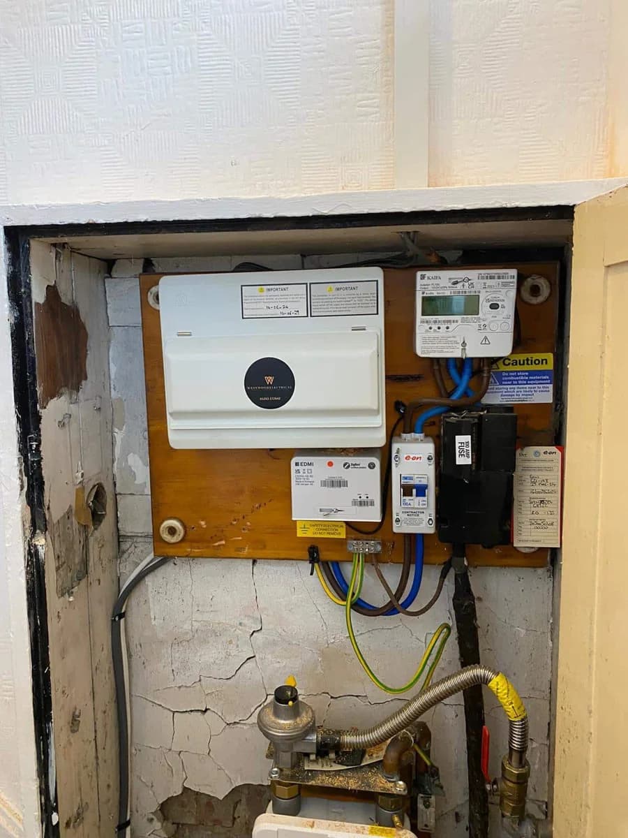 Consumer unit installation in a wall recess
